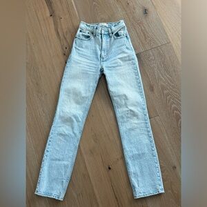 Abercrombie Ultra High Rise 90s Straight Jean size 23